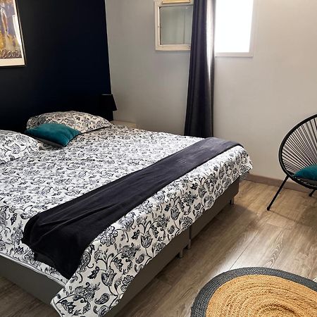 Face A La Mer Avec Piscine A Sete Luaran gambar