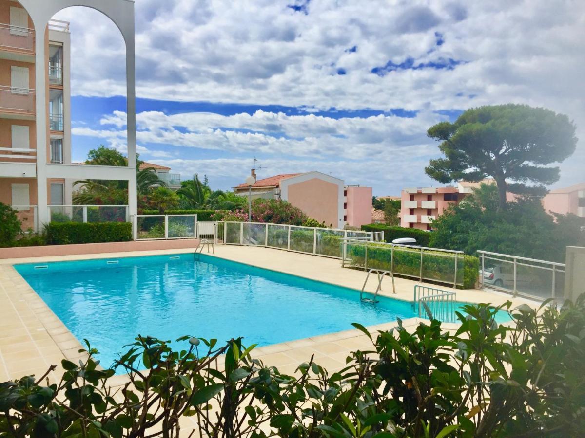 Face A La Mer Avec Piscine A Sete Luaran gambar